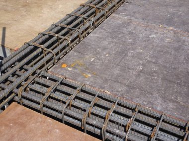 Kuala Lumpur, Malezya -05 Mart 2017: Betonarme yapının bir parçası olarak çelik takviyesi. Beton dökmeden önce küçük tel kullanılarak birbirine bağlanır.   