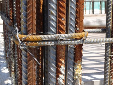 Kuala Lumpur, Malezya -05 Mart 2017: Betonarme yapının bir parçası olarak çelik takviyesi. Beton dökmeden önce küçük tel kullanılarak birbirine bağlanır.   