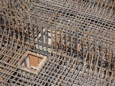 Kuala Lumpur, Malezya -05 Mart 2017: Betonarme yapının bir parçası olarak çelik takviyesi. Beton dökmeden önce küçük tel kullanılarak birbirine bağlanır.   