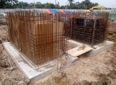 Kuala Lumpur, Malezya -05 Mart 2017: Betonarme yapının bir parçası olarak çelik takviyesi. Beton dökmeden önce küçük tel kullanılarak birbirine bağlanır.   