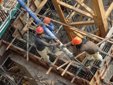 Kuala Lumpur, Malezya -16 Ocak 2018: İnşaat işçileri beton örümcek hortumu kullanarak beton beton dökerek şantiyede levha formunda çalışma yaptı. 