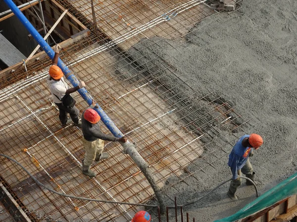 Kuala Lumpur Maleisië Januari 2018 Bouwarbeiders Gieten Nat Beton Met — Stockfoto