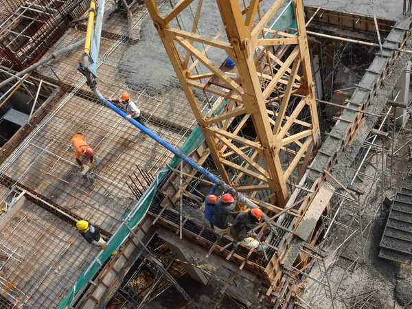 Kuala Lumpur Maleisië Januari 2018 Bouwarbeiders Gieten Nat Beton Met — Stockfoto