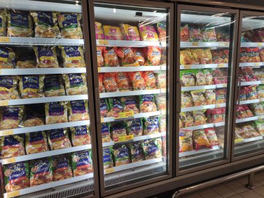 Kuala Lumpur, Malezya -28 Temmuz 2019: Büyük süpermarketin içinde ekran soğutucu buzdolabına yerleştirilen çeşitli marka paketlenmiş tavuk külçesi.