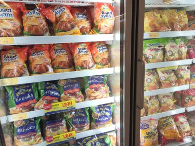 Kuala Lumpur, Malezya -28 Temmuz 2019: Büyük süpermarketin içinde ekran soğutucu buzdolabına yerleştirilen çeşitli marka paketlenmiş tavuk külçesi.