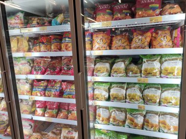 Kuala Lumpur, Malezya -28 Temmuz 2019: Büyük süpermarketin içinde ekran soğutucu buzdolabına yerleştirilen çeşitli marka paketlenmiş tavuk külçesi.