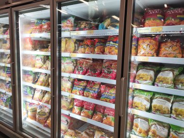 Kuala Lumpur, Malezya -28 Temmuz 2019: Büyük süpermarketin içinde ekran soğutucu buzdolabına yerleştirilen çeşitli marka paketlenmiş tavuk külçesi.