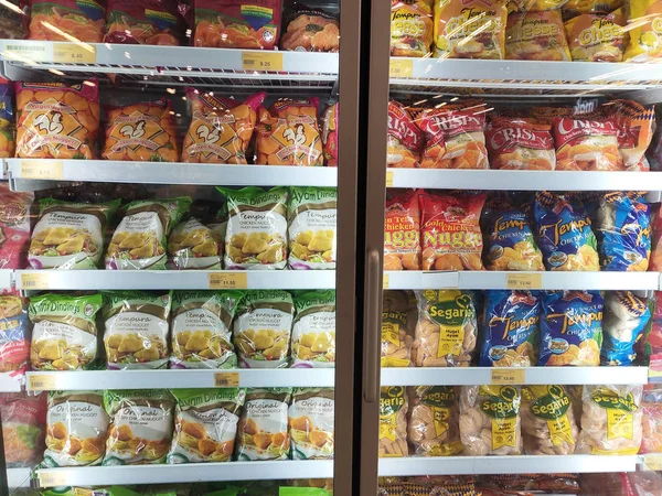 쿠알라룸푸르 말레이시아 2019년 28일 슈퍼마켓 내부의 디스플레이 냉각기 냉장고에 배치된 — 스톡 사진