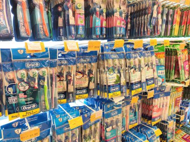 Kuala Lumpur, Malezya -10 Temmuz 2019: Diş fırçası sergi raflarına asılarak görüntülenir. Süpermarketlerde satılan ve müşterileri kolaylaştırmak için türüne göre sıralanır.