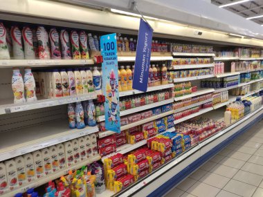 Kuala Lumpur, Malezya -30 Temmuz 2019: Yoğurt lu içecekler ve diğer süt ürünleri büyük açık soğutucuda satışa sunuldu. Müşteriiçin kolay hale getirmek için türüne ve markasına göre düzenlenmiştir. 