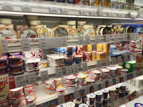 Kuala Lumpur Malaysia Juli 2019 Yoghurt Drycker Och Andra Mejeriprodukter — Stockfoto