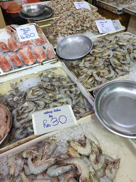 クアラルンプール マレーシア 2019年7月14日 魚市場の魚の様々な種類が販売のために表示されます 魚種と価格でラベル付け — ストック写真