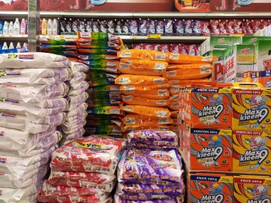 Kuala Lumpur, Malezya -12 Temmuz 2019: Seçilen sıvı ve toz deterjan büyük süpermarketler içinde raf üzerinde görüntülenen odaklanmıştır. Aşağıdaki markaları sıraladıve müşterilerin bulması kolay için yazın. 
