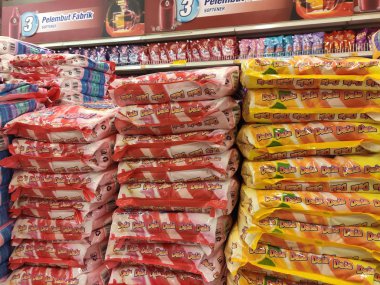 Kuala Lumpur, Malezya -12 Temmuz 2019: Seçilen sıvı ve toz deterjan büyük süpermarketler içinde raf üzerinde görüntülenen odaklanmıştır. Aşağıdaki markaları sıraladıve müşterilerin bulması kolay için yazın. 