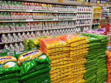 Kuala Lumpur, Malezya -12 Temmuz 2019: Seçilen sıvı ve toz deterjan büyük süpermarketler içinde raf üzerinde görüntülenen odaklanmıştır. Aşağıdaki markaları sıraladıve müşterilerin bulması kolay için yazın. 