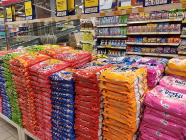 Kuala Lumpur, Malezya -12 Temmuz 2019: Seçilen sıvı ve toz deterjan büyük süpermarketler içinde raf üzerinde görüntülenen odaklanmıştır. Aşağıdaki markaları sıraladıve müşterilerin bulması kolay için yazın. 