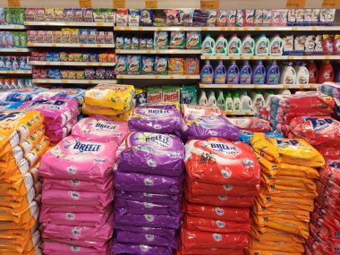 Kuala Lumpur, Malezya -12 Temmuz 2019: Seçilen sıvı ve toz deterjan büyük süpermarketler içinde raf üzerinde görüntülenen odaklanmıştır. Aşağıdaki markaları sıraladıve müşterilerin bulması kolay için yazın. 