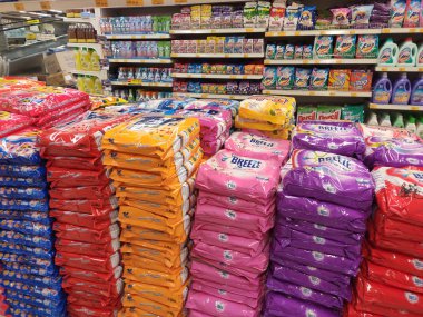 Kuala Lumpur, Malezya -12 Temmuz 2019: Seçilen sıvı ve toz deterjan büyük süpermarketler içinde raf üzerinde görüntülenen odaklanmıştır. Aşağıdaki markaları sıraladıve müşterilerin bulması kolay için yazın. 