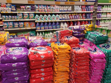 Kuala Lumpur, Malezya -12 Temmuz 2019: Seçilen sıvı ve toz deterjan büyük süpermarketler içinde raf üzerinde görüntülenen odaklanmıştır. Aşağıdaki markaları sıraladıve müşterilerin bulması kolay için yazın. 