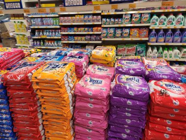 Kuala Lumpur, Malezya -12 Temmuz 2019: Seçilen sıvı ve toz deterjan büyük süpermarketler içinde raf üzerinde görüntülenen odaklanmıştır. Aşağıdaki markaları sıraladıve müşterilerin bulması kolay için yazın. 