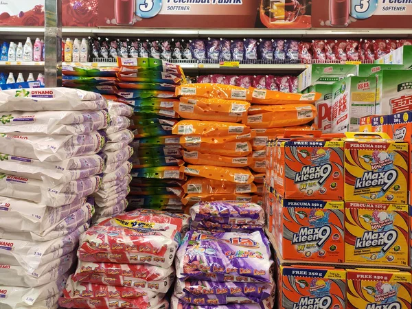 马来西亚吉隆坡 2019年7月12日 精选的精选是大型超市货架上展示的液体和粉末洗涤剂 对以下品牌和类型进行排序 便于客户查找 — 图库照片