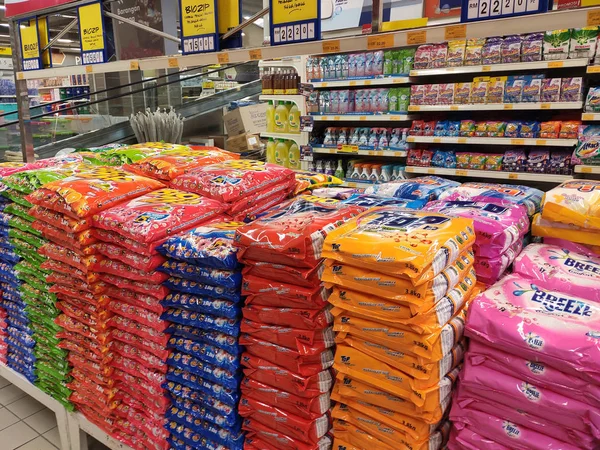 马来西亚吉隆坡 2019年7月12日 精选的精选是大型超市货架上展示的液体和粉末洗涤剂 对以下品牌和类型进行排序 便于客户查找 — 图库照片