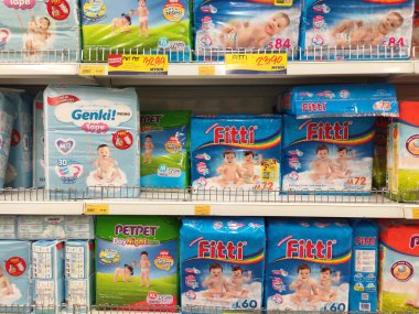 Kuala Lumpur, Malezya, 20 Ağustos 2019: Büyük süpermarketlerde satışa sunulan rafta çeşitli bebek bezi markası sergileniyor. Ayrıca bebek bezi örneği görüntülenir. 