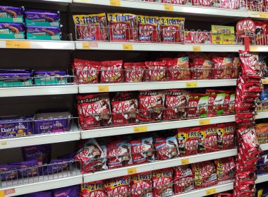 Kuala Lumpur, Malezya -02 Haziran 2019: Süpermarket rafında satışa sunulan güzel ambalajlarda paketlenmiş çikolata ürününün çeşitli türü ve markası. 