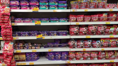 Kuala Lumpur, Malezya -02 Haziran 2019: Süpermarket rafında satışa sunulan güzel ambalajlarda paketlenmiş çikolata ürününün çeşitli türü ve markası. 