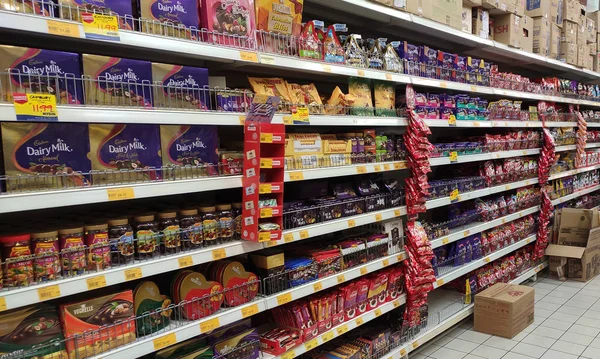 クアラルンプール マレーシア 2019年6月02日 販売のためのスーパーマーケットラックに表示された素敵なパッケージに詰められたチョコレート製品の様々なタイプとブランド — ストック写真