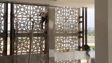 Kuala Lumpur, Malezya -16 Ağustos 2018: İnşaat işçileri tarafından inşaat alanında İslami geometri desen montaj çalışmaları ile Grc (Cam Elyaf Betonbeton). 
