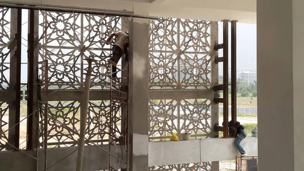 Kuala Lumpur, Malezya -16 Ağustos 2018: İnşaat işçileri tarafından inşaat alanında İslami geometri desen montaj çalışmaları ile Grc (Cam Elyaf Betonbeton). 