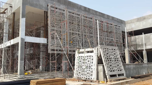 Kuala Lumpur, Malezya -16 Ağustos 2018: İnşaat işçileri tarafından inşaat alanında İslami geometri desen montaj çalışmaları ile Grc (Cam Elyaf Betonbeton). 