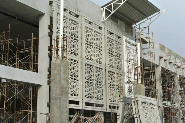 马来西亚吉隆坡 2018年8月16日 Grc 玻璃纤维强化混凝土 与伊斯兰几何图案安装工作在建筑工地由建筑工人 — 图库照片