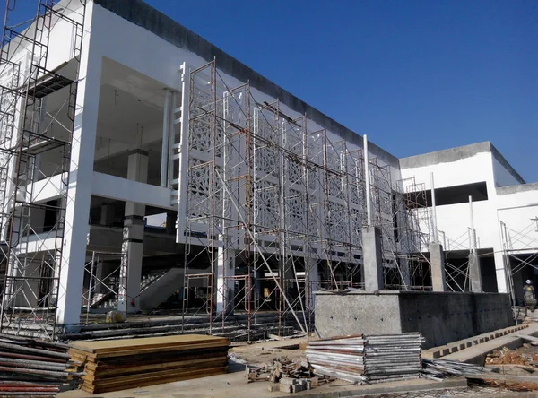 Kuala Lumpur, Malezya -16 Ağustos 2018: İnşaat işçileri tarafından inşaat alanında İslami geometri desen montaj çalışmaları ile Grc (Cam Elyaf Betonbeton). 