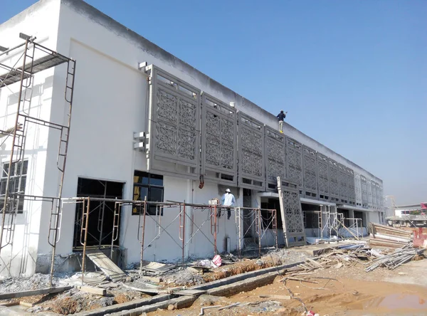 Kuala Lumpur, Malezya -16 Ağustos 2018: İnşaat işçileri tarafından inşaat alanında İslami geometri desen montaj çalışmaları ile Grc (Cam Elyaf Betonbeton). 