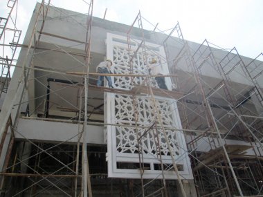 Kuala Lumpur, Malezya -16 Ağustos 2018: İnşaat işçileri tarafından inşaat alanında İslami geometri desen montaj çalışmaları ile Grc (Cam Elyaf Betonbeton). 