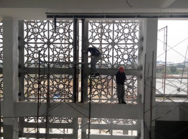 Kuala Lumpur, Malezya -16 Ağustos 2018: İnşaat işçileri tarafından inşaat alanında İslami geometri desen montaj çalışmaları ile Grc (Cam Elyaf Betonbeton). 