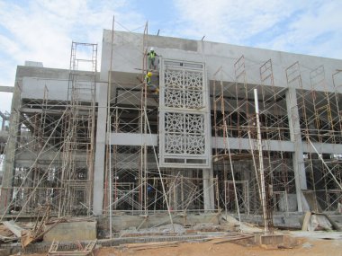 Kuala Lumpur, Malezya -16 Ağustos 2018: İnşaat işçileri tarafından inşaat alanında İslami geometri desen montaj çalışmaları ile Grc (Cam Elyaf Betonbeton). 