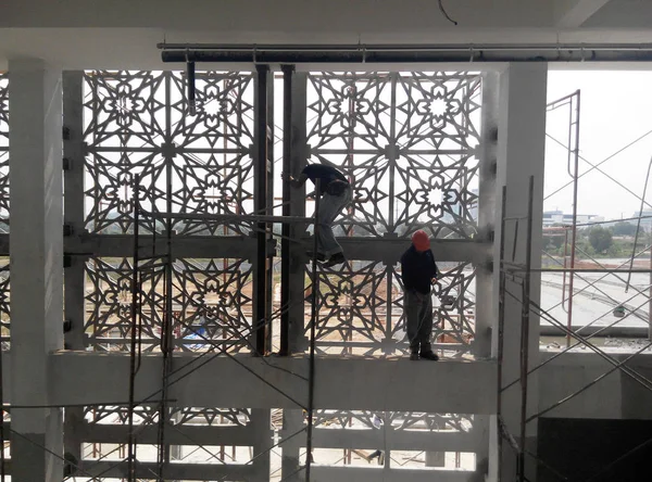 Kuala Lumpur, Malezya -16 Ağustos 2018: İnşaat işçileri tarafından inşaat alanında İslami geometri desen montaj çalışmaları ile Grc (Cam Elyaf Betonbeton). 