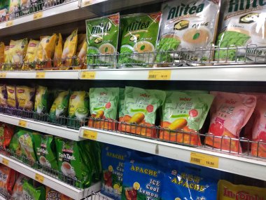 Kuala Lumpur, Malezya -16 Ağustos 2019: Çay tozu ticari ambalajlarda satılır ve süpermarket raflarında satışa sunulmaktadır. Müşterileri kolaylaştırmak için marka tarafından düzenlendi.