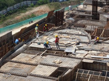 Kuala Lumpur, Malezya -17 Mart 2017: Beton binek takviyesi için kalıp inşa etmenin en ucuz yolu olarak kullanılan kereste formu çalışması. Form çalışması şantiyede elle inşa edildi.    