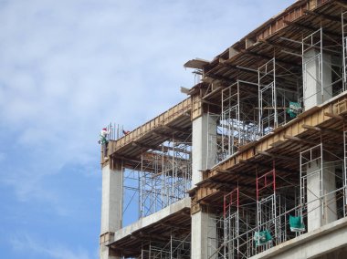 Kuala Lumpur, Malezya -17 Mart 2017: Beton binek takviyesi için kalıp inşa etmenin en ucuz yolu olarak kullanılan kereste formu çalışması. Form çalışması şantiyede elle inşa edildi.    