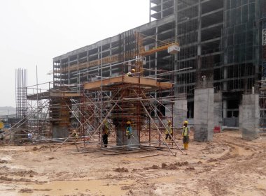 Kuala Lumpur, Malezya -17 Mart 2017: Beton binek takviyesi için kalıp inşa etmenin en ucuz yolu olarak kullanılan kereste formu çalışması. Form çalışması şantiyede elle inşa edildi.    