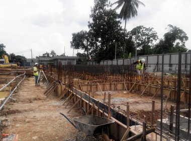 Kuala Lumpur, Malezya -17 Mart 2017: Beton binek takviyesi için kalıp inşa etmenin en ucuz yolu olarak kullanılan kereste formu çalışması. Form çalışması şantiyede elle inşa edildi.    