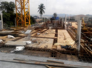 Kuala Lumpur, Malezya -17 Mart 2017: Beton binek takviyesi için kalıp inşa etmenin en ucuz yolu olarak kullanılan kereste formu çalışması. Form çalışması şantiyede elle inşa edildi.    
