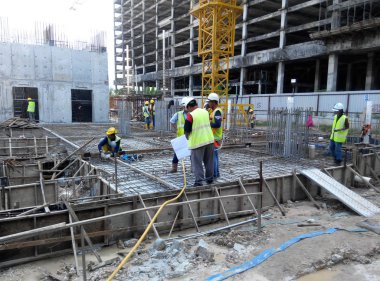 Kuala Lumpur, Malezya -17 Mart 2017: Beton binek takviyesi için kalıp inşa etmenin en ucuz yolu olarak kullanılan kereste formu çalışması. Form çalışması şantiyede elle inşa edildi.    