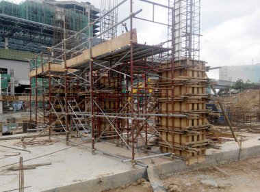 Kuala Lumpur, Malezya -17 Mart 2017: Beton binek takviyesi için kalıp inşa etmenin en ucuz yolu olarak kullanılan kereste formu çalışması. Form çalışması şantiyede elle inşa edildi.    