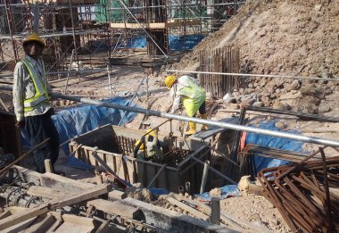 Kuala Lumpur, Malezya -17 Mart 2017: Beton binek takviyesi için kalıp inşa etmenin en ucuz yolu olarak kullanılan kereste formu çalışması. Form çalışması şantiyede elle inşa edildi.    