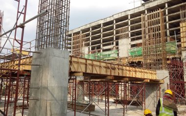 Kuala Lumpur, Malezya -17 Mart 2017: Beton binek takviyesi için kalıp inşa etmenin en ucuz yolu olarak kullanılan kereste formu çalışması. Form çalışması şantiyede elle inşa edildi.    